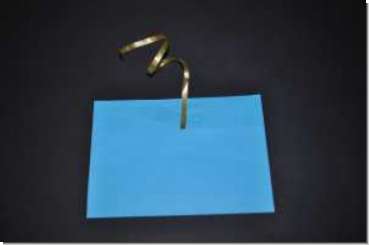 weihnachtlich blauer Briefumschlag mit einem Stück vom Bild und Schnur zum Aufhängen