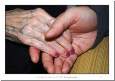 Bildkarten von verschiedenen Händen für Gesprächsimpulse bei der Seniorenbeschäftigung