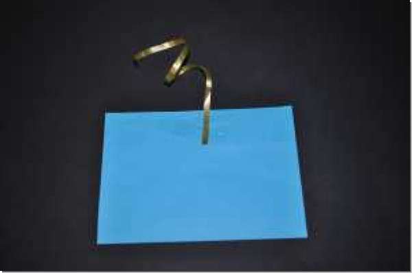 weihnachtlich blauer Briefumschlag mit einem Stück vom Bild und Schnur zum Aufhängen