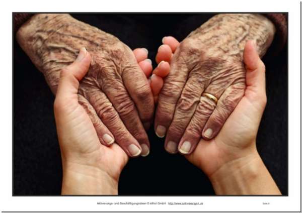 Hände einer Seniorin mit Demenz und der Tochter